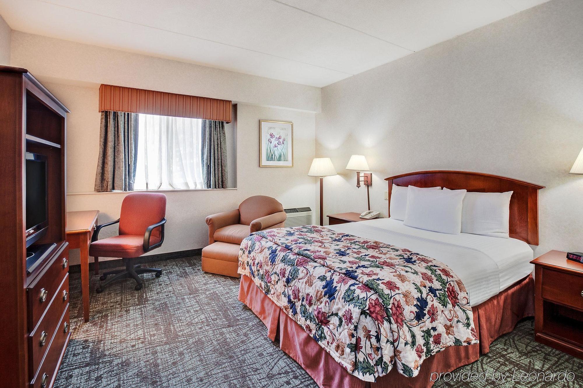 La Quinta Inn Paramus Exterior photo