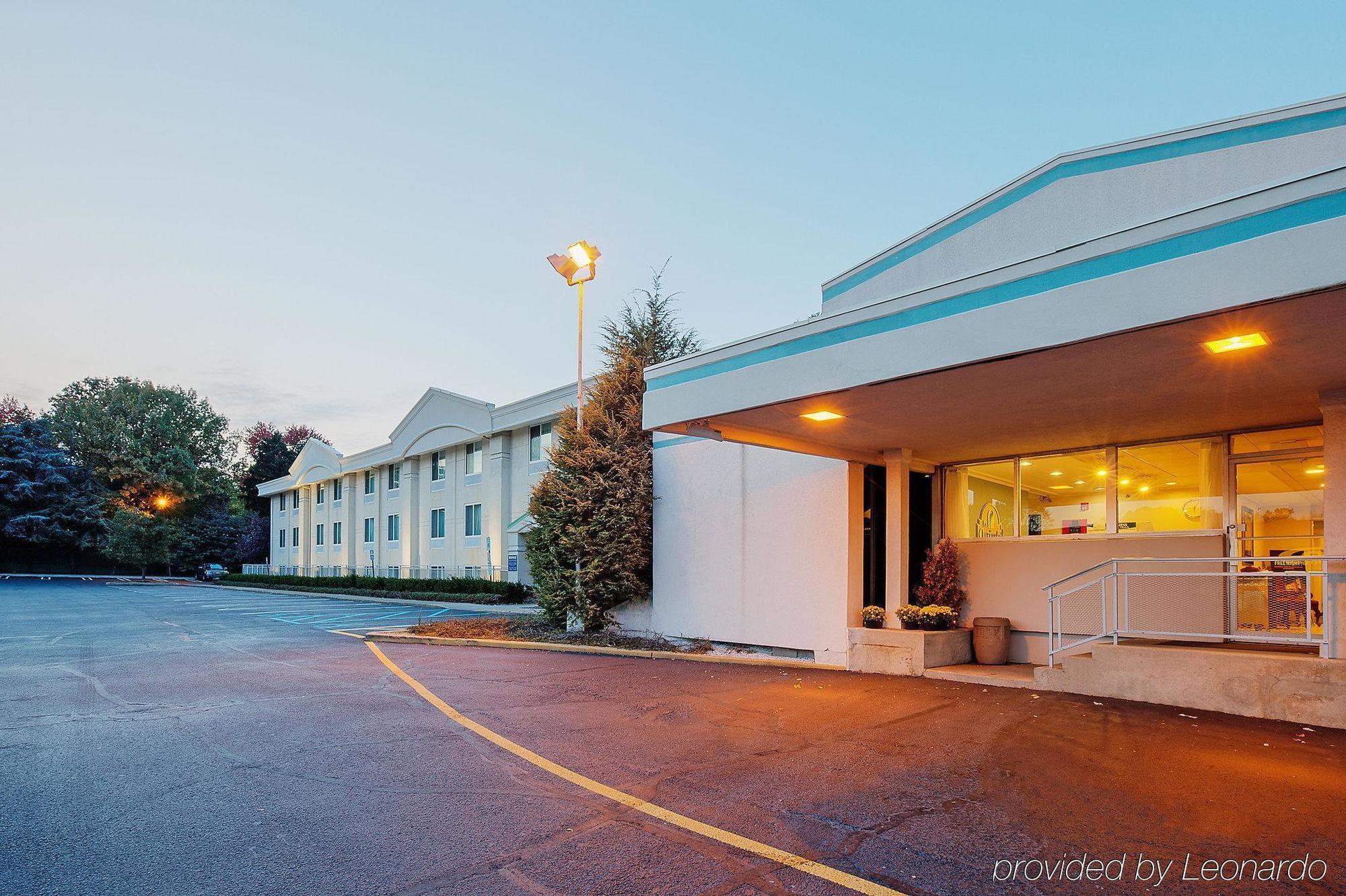 La Quinta Inn Paramus Exterior photo