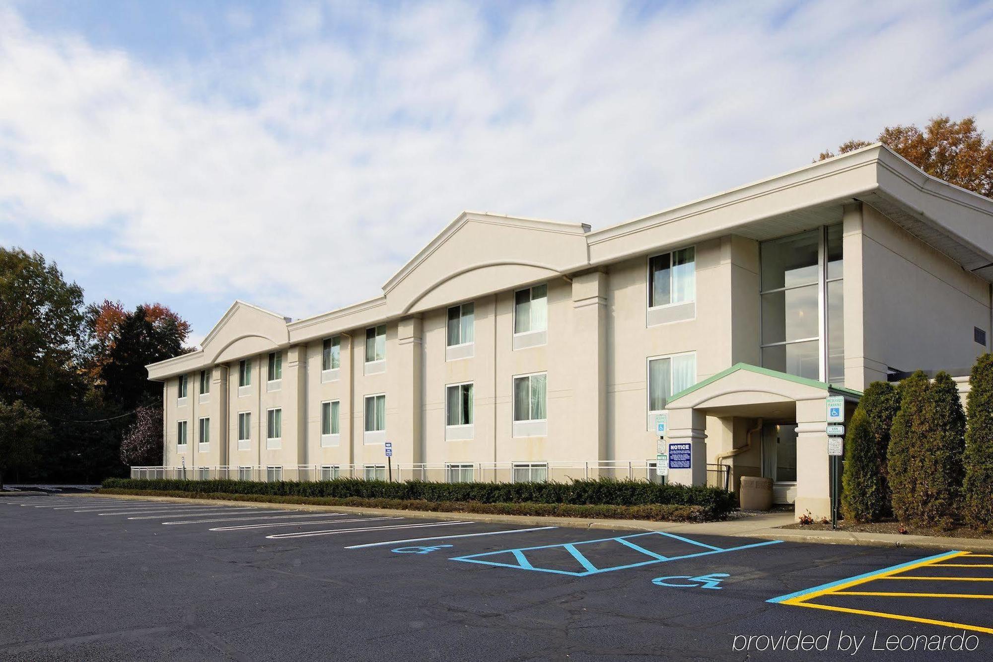 La Quinta Inn Paramus Exterior photo